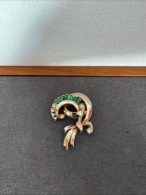 Vintage Coro Gold-Tone Green Stone Ribbon Brooch